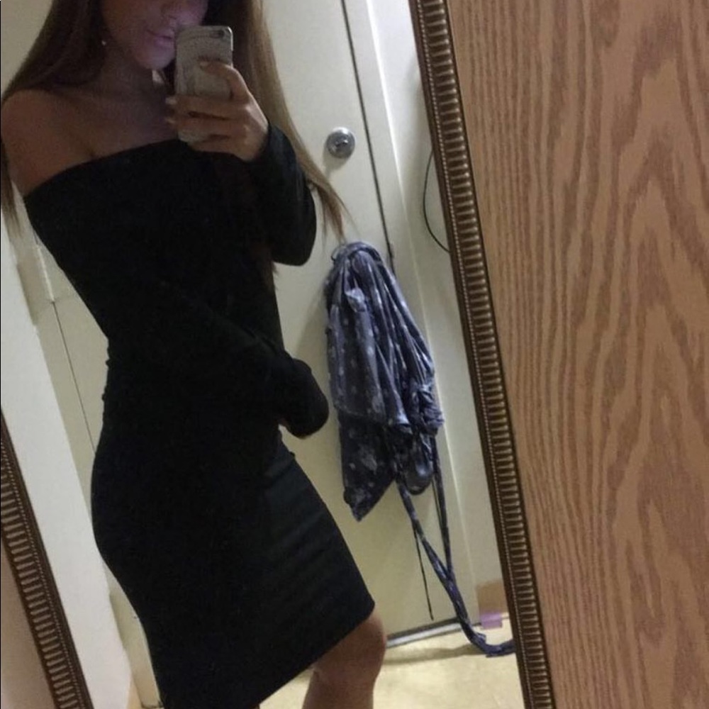 Black off the shoulder long sleeve tight dress